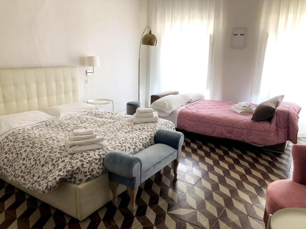 camera-familiare-loft-2-108-arezzo Camera del loft ad Arezzo con letto matrimoniale, letto singolo e biancheria da bagno