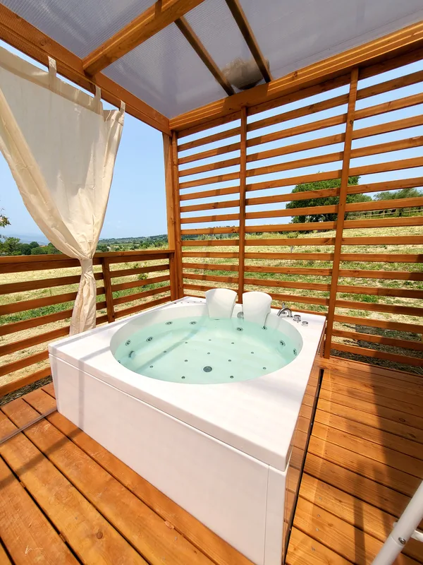 bungalow-lavanda-con-jacuzzi-privata Vasca idromassaggio privata sulla veranda in legno del bungalow Lavanda