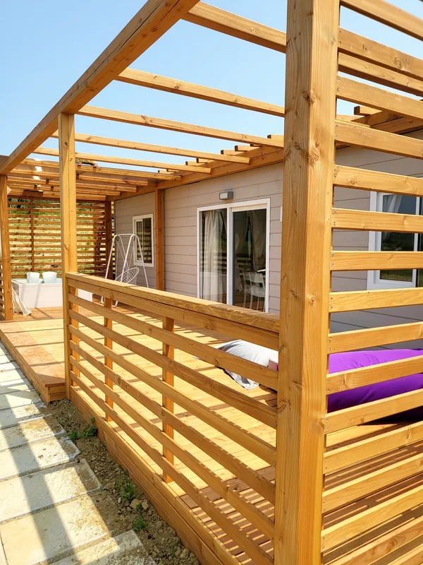 bungalow-menta-con-veranda-ad-arezzo Esterno del bungalow Menta ad Arezzo con ampia veranda privata in legno