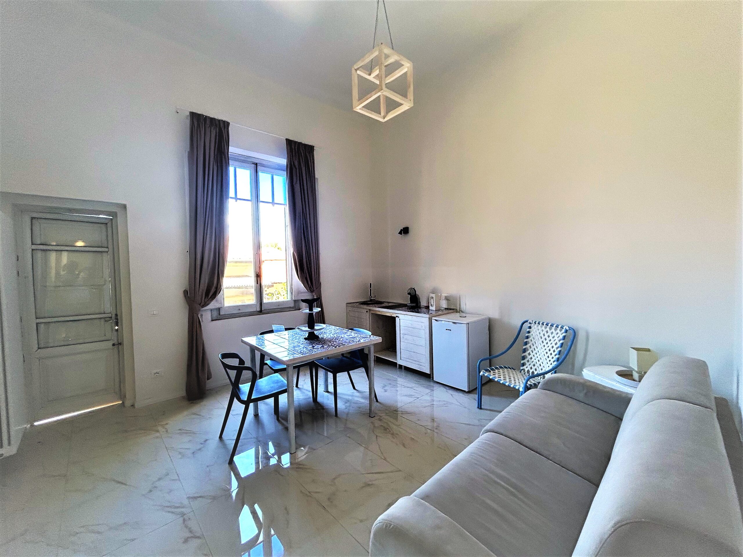CASAVACANZE-AREZZO Zona giorno della suite con divano, tavolo da pranzo e angolo ristoro