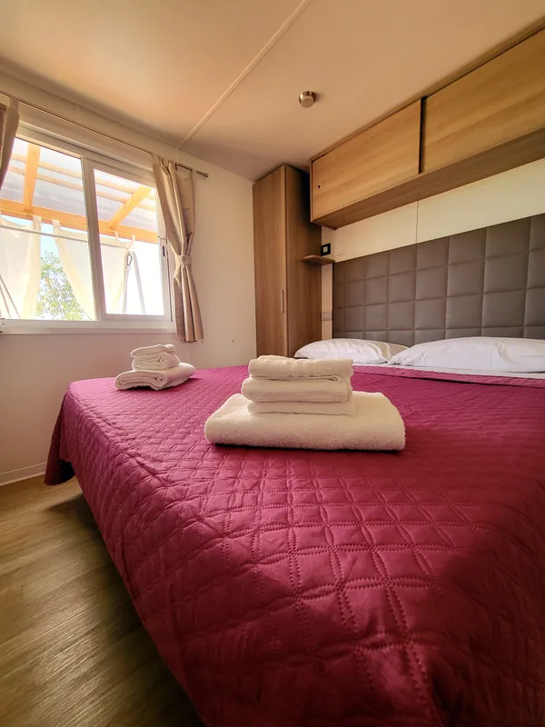 veranda-bungalow-glamping-arezzo Coppia nell’area relax della veranda in legno del bungalow ad Arezzo