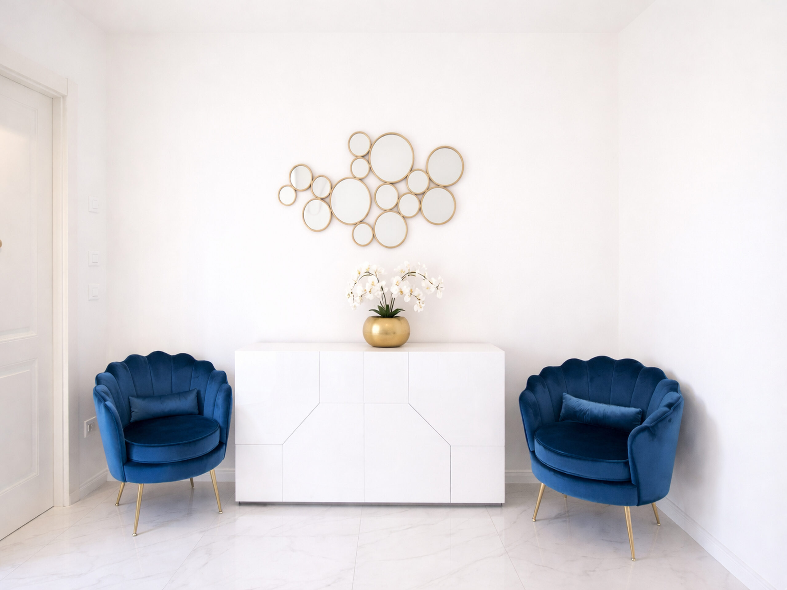 DORMIRE-IN-VERSILIA Angolo relax della suite a Viareggio con poltrone blu e arredi eleganti