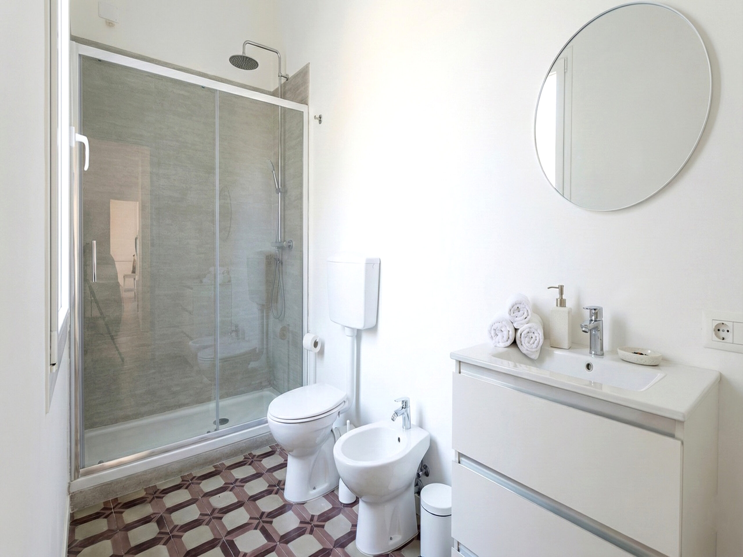 bagno-privato-loft-2-108-toscana Bagno privato del loft con doccia, lavabo, bidet e asciugamani
