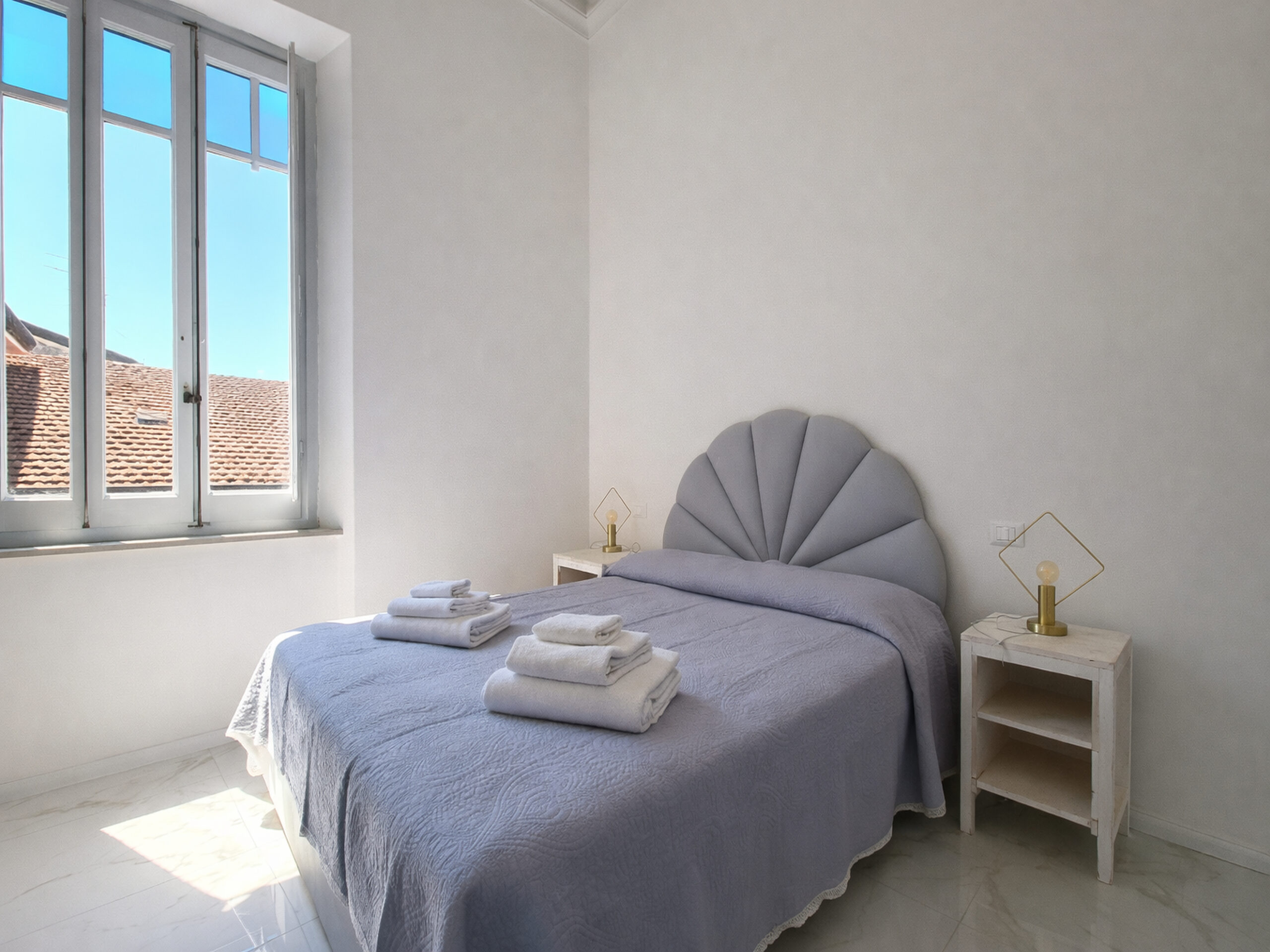 SOGGIORNI-BREVI-B&B Camera matrimoniale luminosa in Versilia con ampia finestra e biancheria da bagno