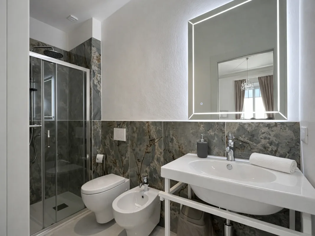 zona-living-con-divano-viareggio.webp Zona relax della suite a Viareggio con divano e angolo caffè attrezzato