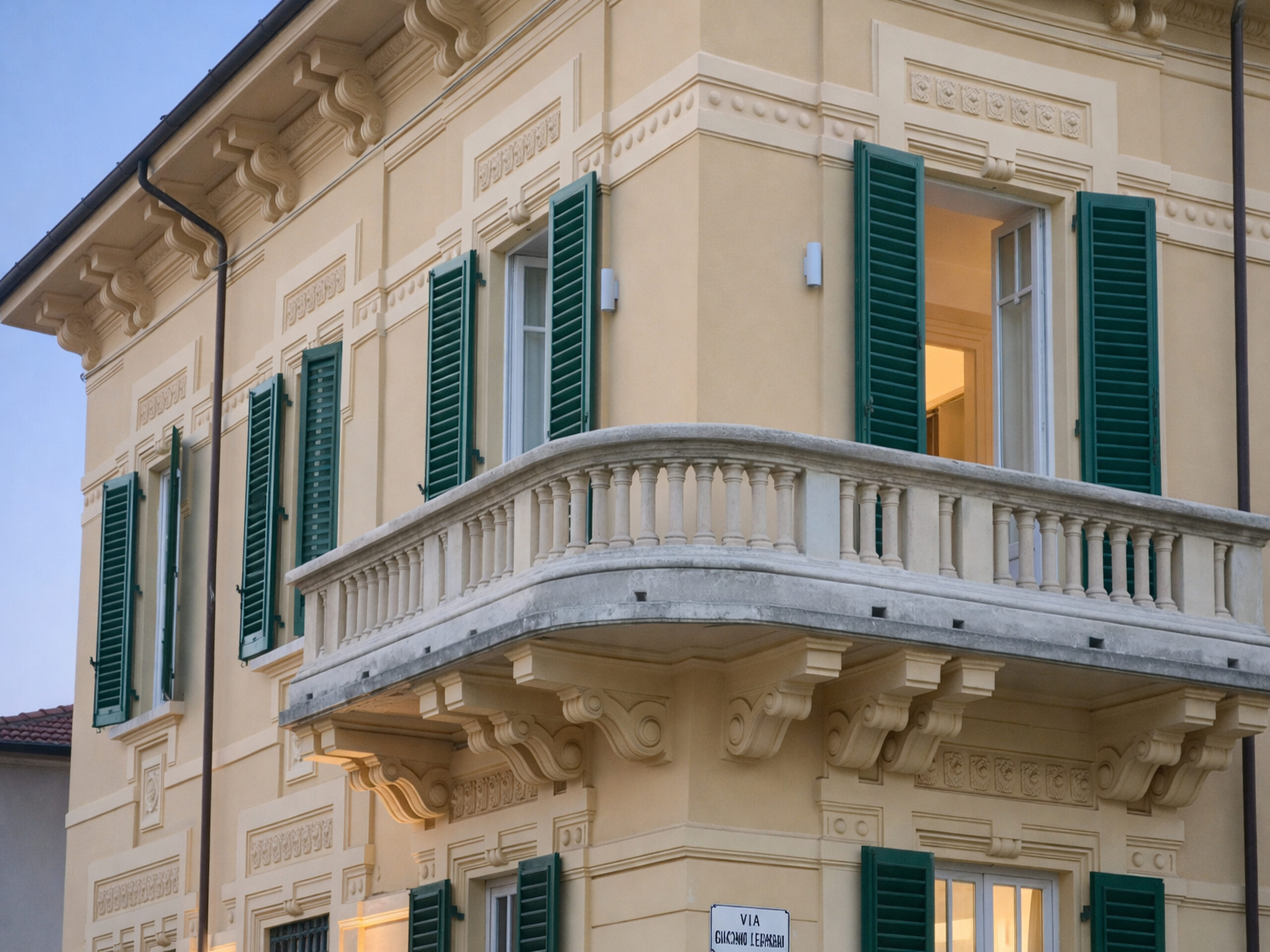 VACANZE IN VERSILIA Facciata storica della struttura a Viareggio con terrazza e persiane verdi