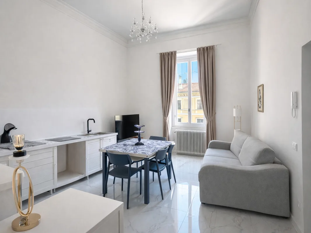 AFFITTACAMERE-VIAREGGIO salotto con tavolo