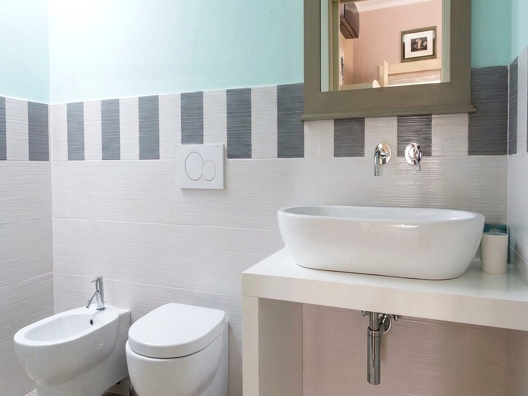 affitti-brevi-arezzo-bagno-camera-114 Bagno della camera 114 ad Arezzo con lavabo, bidet e servizi igienici