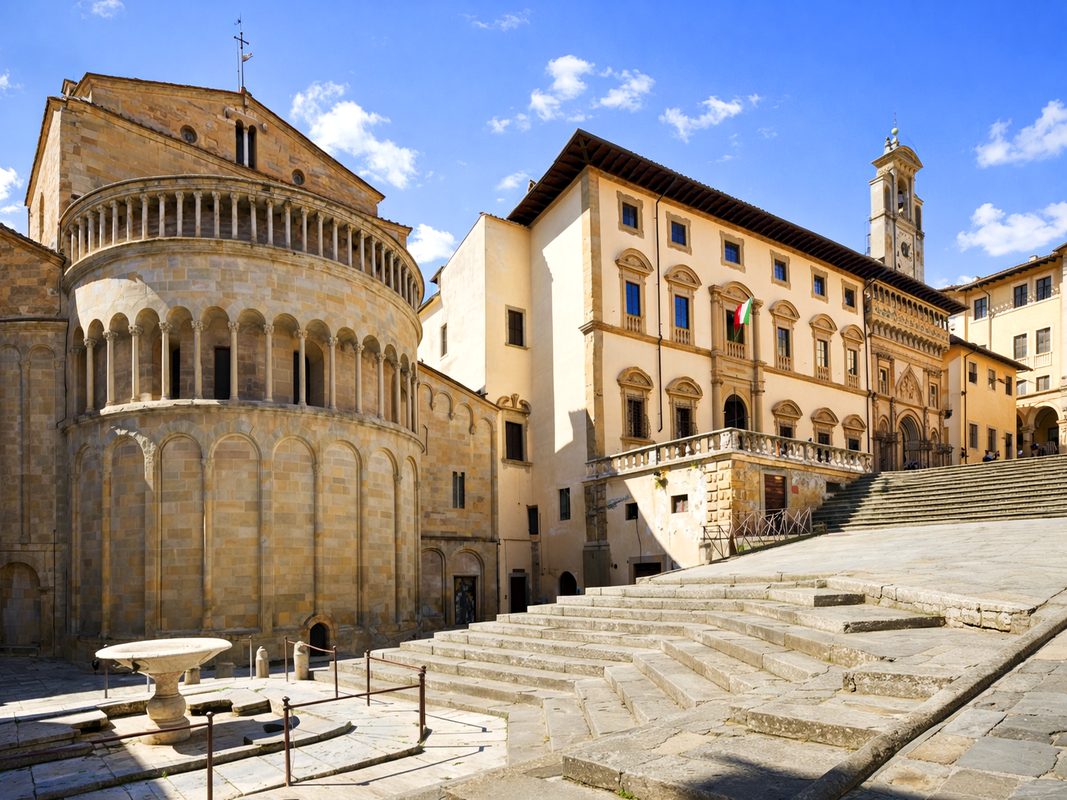 arezzo-citta-del-natale-piazza-grande Architettura storica e scalinata di Piazza Grande ad Arezzo sotto il cielo azzurro