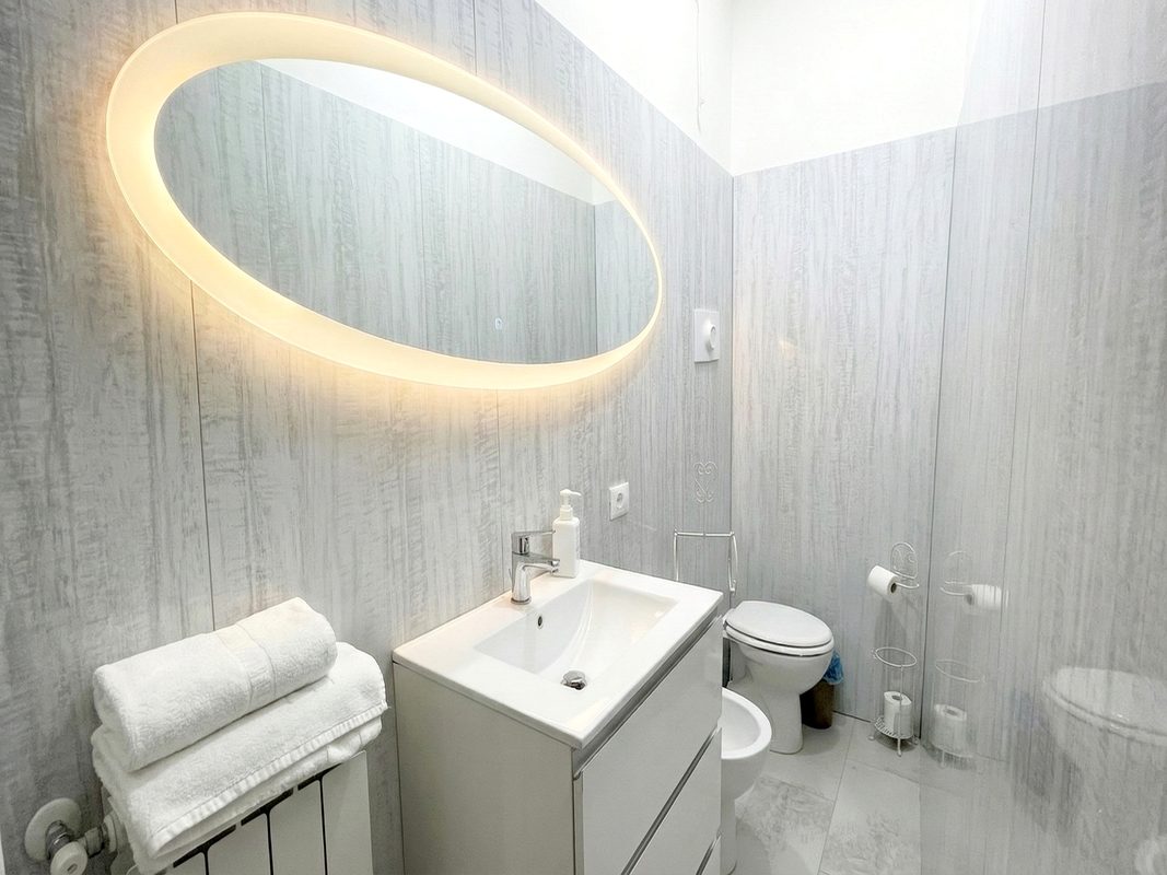 b-and-b-centro-storico-bagno-attico-2 Bagno dell’Attico 2 con lavabo, specchio illuminato e servizi igienici