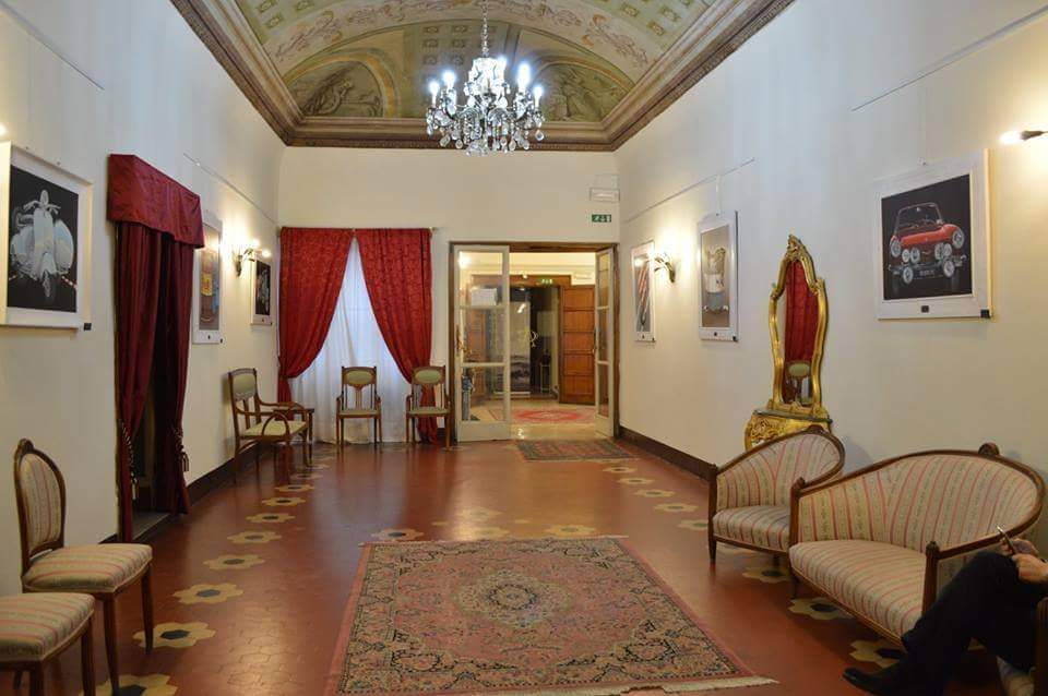bed-and-breakfast-salone-storico-arezzo Salone storico con soffitto affrescato, lampadario, tappeti e arredi d’epoca