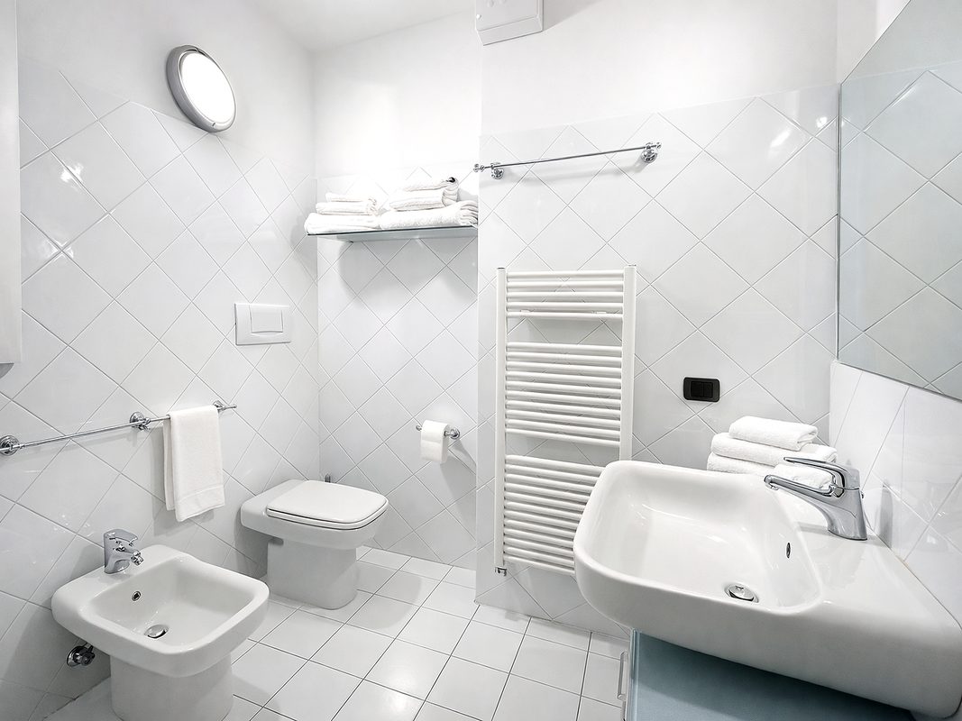 casa-vacanze-arezzo-bagno-francesco-petrarca Bagno della camera Francesco Petrarca con lavabo, bidet e servizi igienici