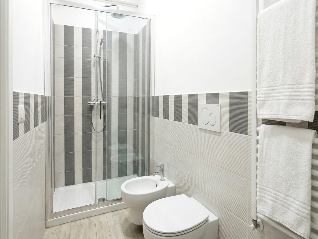 dormire-in-toscana-bagno-camera-114 Bagno della camera 114 con box doccia, bidet, servizi igienici e asciugamani