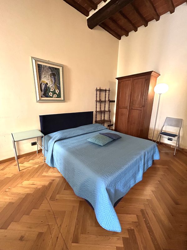 hotel-arezzo-camera-francesco-petrarca Camera Francesco Petrarca con letto matrimoniale, armadio in legno e soffitto con travi a vista