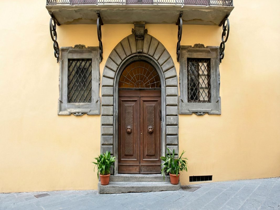 mercatini-di-natale-portone-storico-arezzo Portone storico in legno con cornice in pietra nel centro di Arezzo